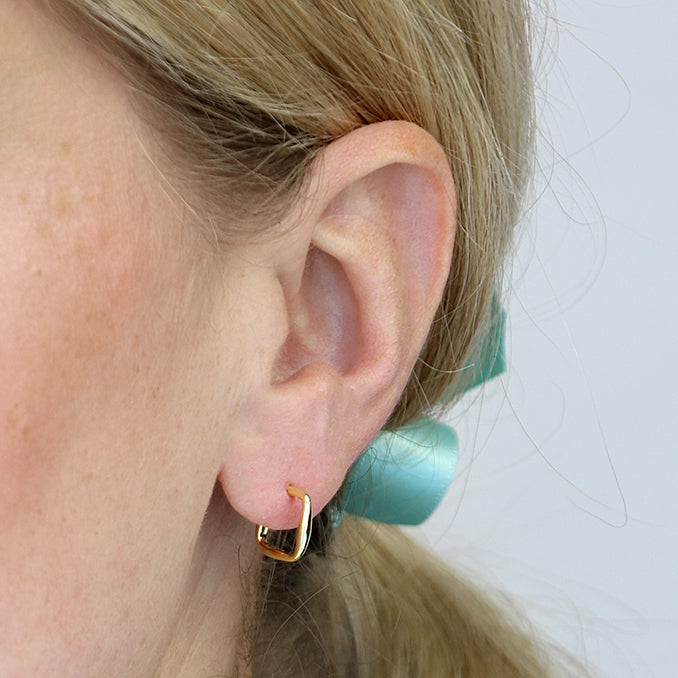 Yellow gold-plated. D shaped stud hoop